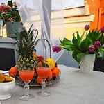 Mare Old Town Center بيت ضيافة